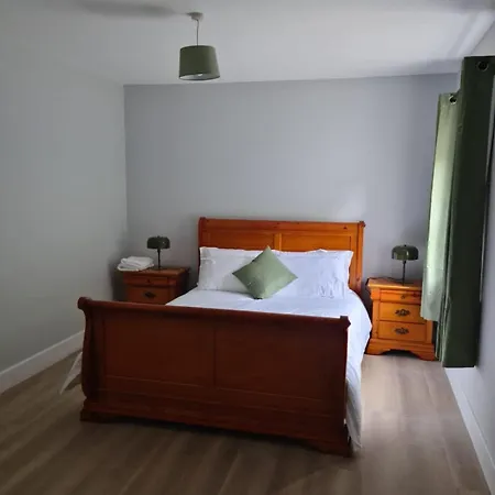 Modern 2 Bedroom With River Views *