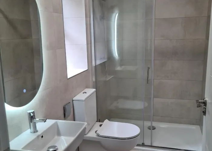 Modern 2 Bedroom With River Views